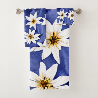 Flores blancas simples en color de agua de fondo a