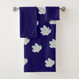 Flores blancas sobre azul oscuro