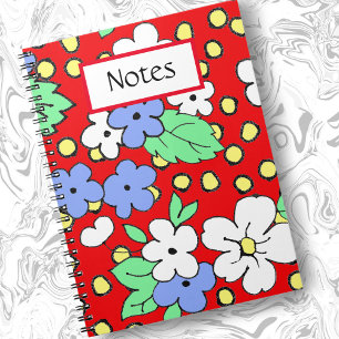 Flores blancas y azules en cuaderno de espiral roj