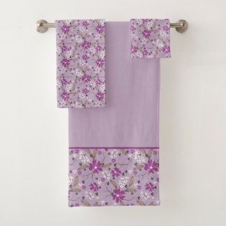 Flores blancas y moradas sobre un fondo lila pálid