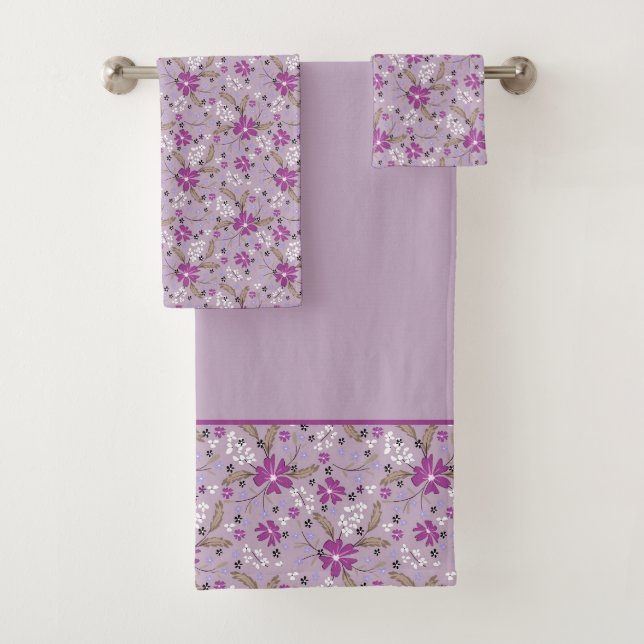 Flores blancas y moradas sobre un fondo lila pálid (In situ)