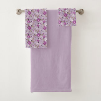 Flores blancas y moradas sobre un fondo lila pálid