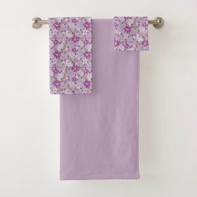 Flores blancas y moradas sobre un fondo lila pálid (In situ)