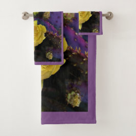 Flores de cactus amarillas de opuntia púrpura