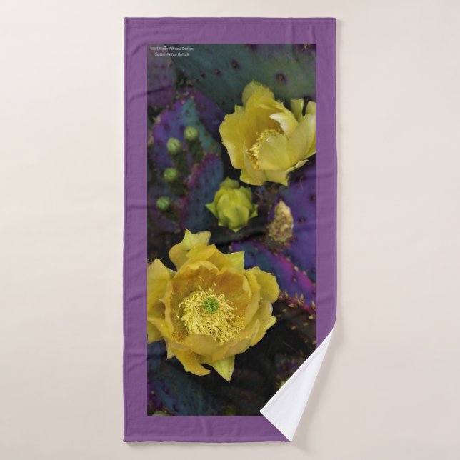 Flores de cactus amarillas de opuntia púrpura (Toalla de baño)