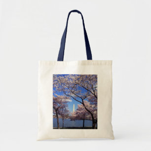 Flores de cerezo en la bolsa de asas de la lona