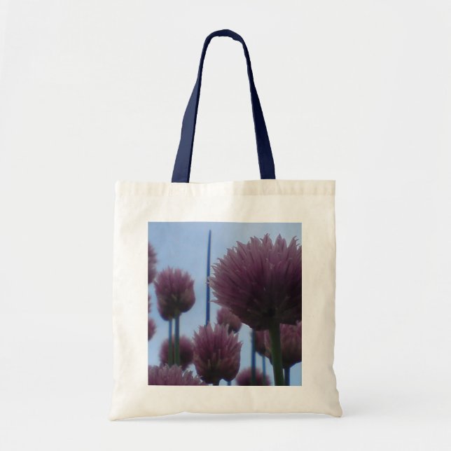 Flores De Chive En Contra De Una Bolsa Con Un Pres (Frente)