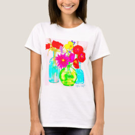 Flores de colores en botellas en camiseta