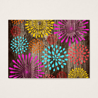 Flores de colores en madera de pino rústico
