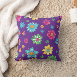 Flores de colores y almohada de pinturas