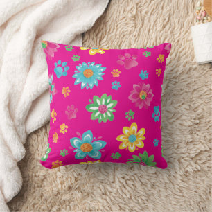 Flores de colores y almohada de pinturas