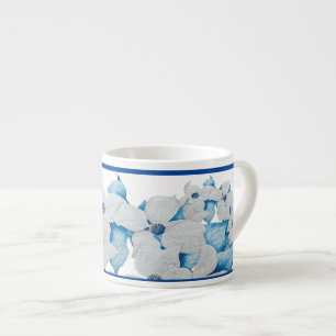 Flores de dogwood en una taza de espresso
