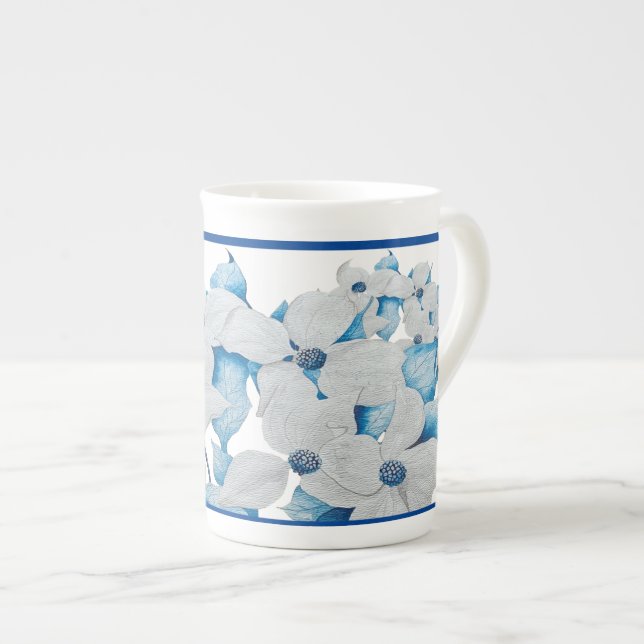 Flores de dogwood en una taza de hueso de China (Derecha)