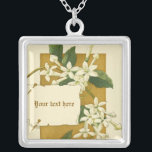 Flores de jazmín blancas vintage collar de plata<br><div class="desc">Flores de jazmín blanco con hojas verdes coloridas vintage dibujo de color plata,  con un dibujo de acuarela de flores de jazmín blancas y una nota fijada sobre fondo marrón y marfil. Un nuevo enfoque para un diseño vintage.</div>