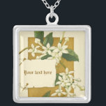 Flores de jazmín blancas vintage collar de plata<br><div class="desc">Flores de jazmín blanco con hojas verdes coloridas vintage dibujo de color plata,  con un dibujo de acuarela de flores de jazmín blancas y una nota fijada sobre fondo marrón y marfil. Un nuevo enfoque para un diseño vintage.</div>