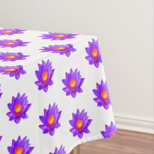Flores de loto violetas sobre mantel blanco