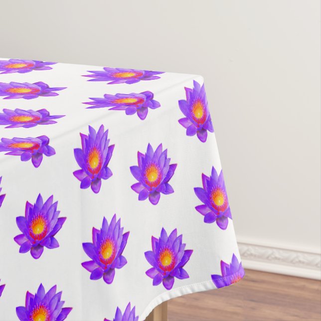 Flores de loto violetas sobre mantel blanco (In Situ)