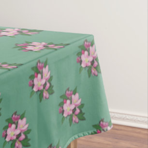Flores de manzana pastel sobre mantel verde