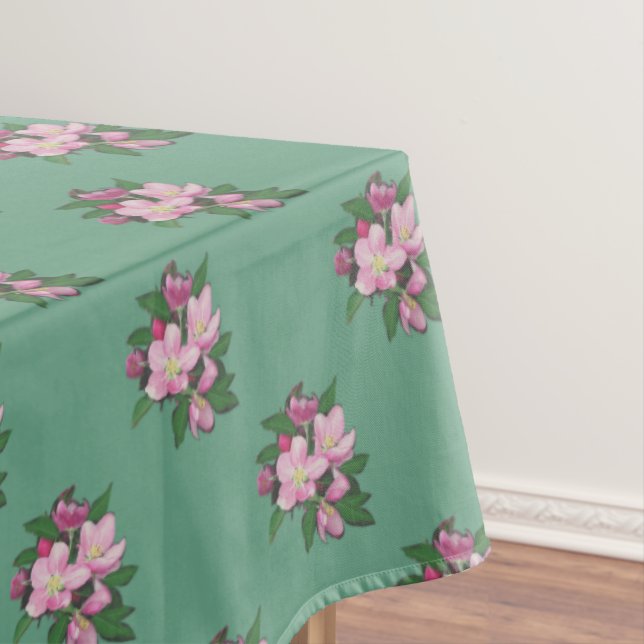 Flores de manzana pastel sobre mantel verde (In Situ)