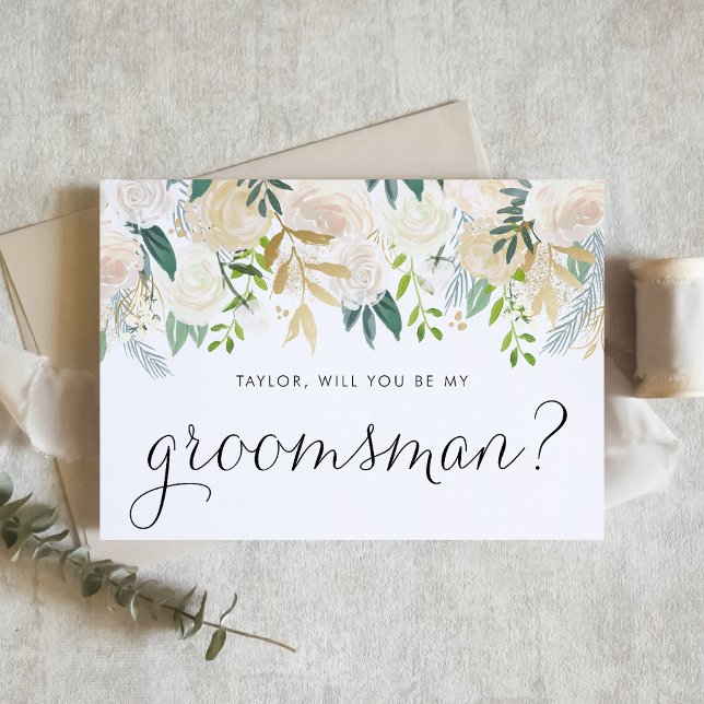 Flores De Marfil Suaves Serás Mi Groomsman (Floral groomsman proposal card with ivory flowers, greenery, and faux gold foil accent.)