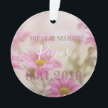 Flores de ornamentos acrílicos Bodas de color rosa<br><div class="desc">Perfecto para la recepción o la decoración boda, este elegante ornamento acrílico de bodas presenta tonos rosados con un fondo romántico y poco enfocado. Tu apellido está centrado en el alfabeto blanco, con tus nombres en verde oliva colocados cerca de la parte superior. Hay un espacio para la fecha de...</div>