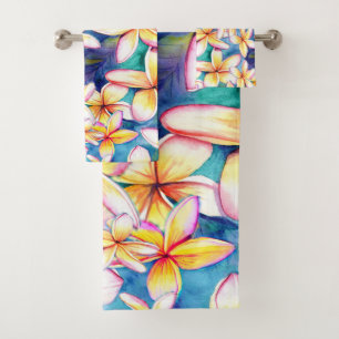 Flores de Plumeria con toallas de baño azul Hawai