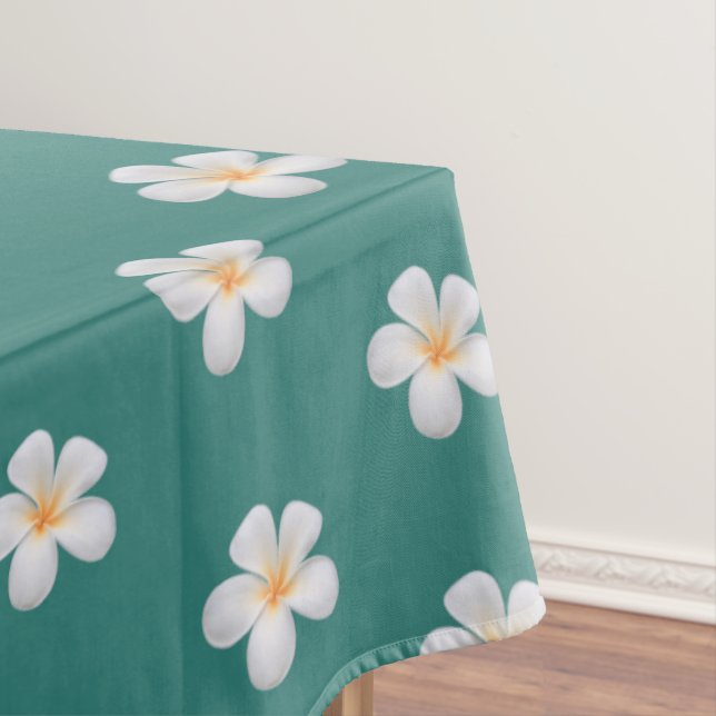 Flores de Plumeria Elegantes sobre Mantel Teal (In Situ)