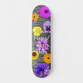 Flores de primavera y patineta de corteza de árbol