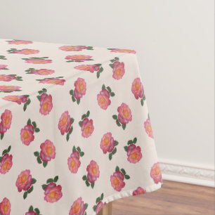 Flores de rosa rosadas sobre mantel beige claro
