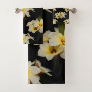 Flores de satén elegantes en negro