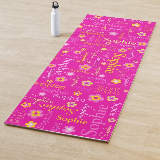 Flores de Sophie nombre yoga mat rosa tipográfico (In situ)