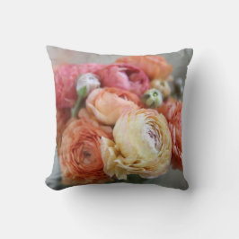 flores del ranúnculo en almohada de tiro caliente