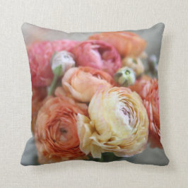 flores del ranúnculo en almohada de tiro caliente