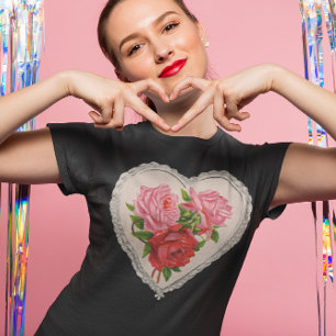 Flores en camiseta del corazón