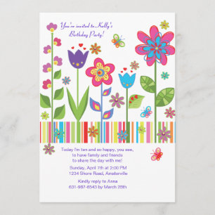 Flores en la invitación del jardín