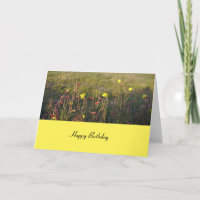 Flores en la tarjeta de cumpleaños del prado