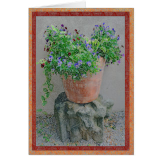 Flores en un pote de la terracota en roca