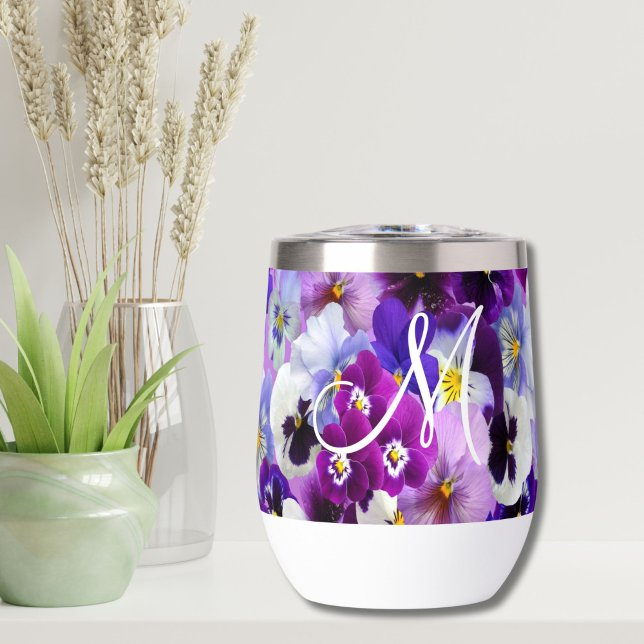 Flores florales de pansy blanco morado monograma (Purple White Blue pansy wine tumbler. Floral flowers design with a white monogram initial.)