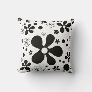 Flores funky en almohada blanca y negra
