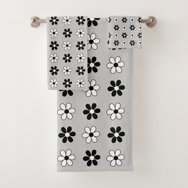 Flores modernas en blanco y negro sobre gris plate (In situ)