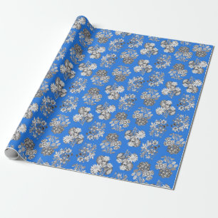 Flores monocromas en papel de regalo de fondo azul