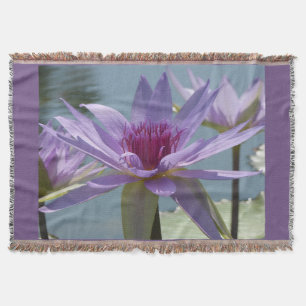 Flores moradas de Lotus cerrando la manta