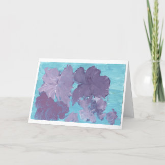 Flores moradas en la tarjeta de fondo azul