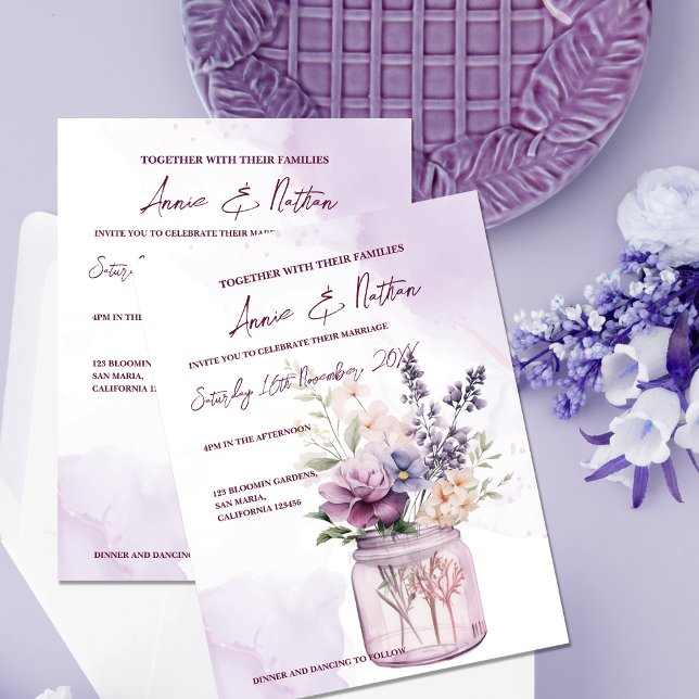 Flores Peach Purple En La Invitación De La Boda De (Peach Purple Flowers In Mason Jar Wedding Invitation)
