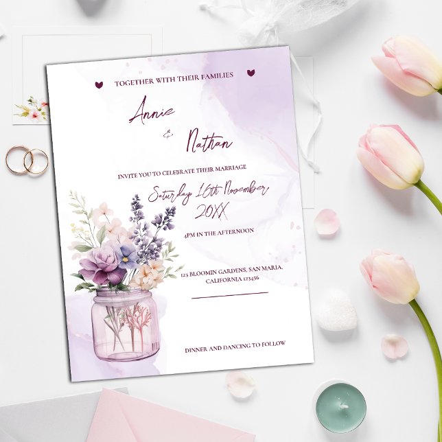 Flores Peach Purple En La Invitación De La Boda De (Peach Purple Flowers In Mason Jar Wedding Invitation)