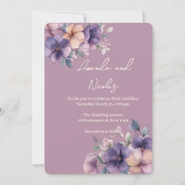 Flores puramente rosas en la invitación a la boda