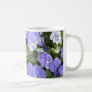 Flores púrpuras preciosas en una taza de café