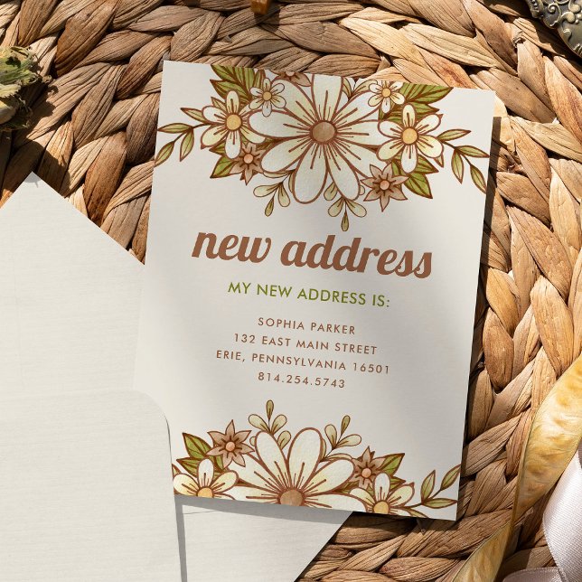 Flores retro | Nueva Invitación de desplazamiento  (A trendy change of address card with retro flowers and typography)