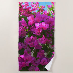 Flores rosa de buganvillas, toalla de playa