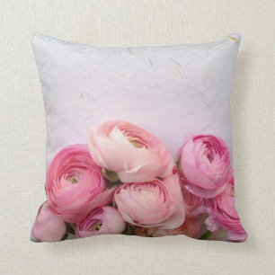 flores rosadas en la almohada de tiro del papel